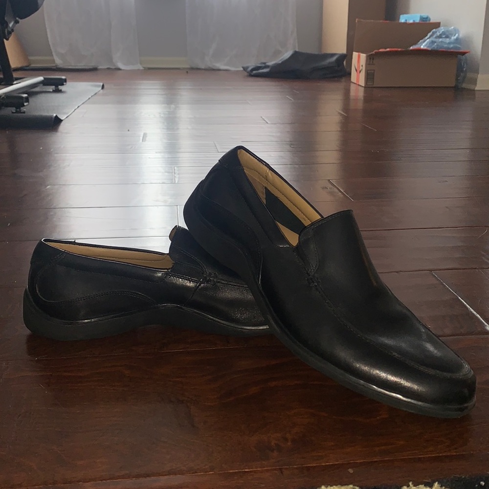 Barely worn black leather Cole Haan loafers. Size 11 men